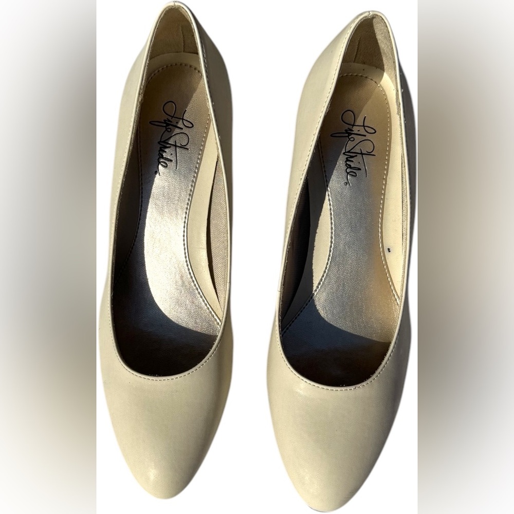 Life Stride Women's Cream Pumps